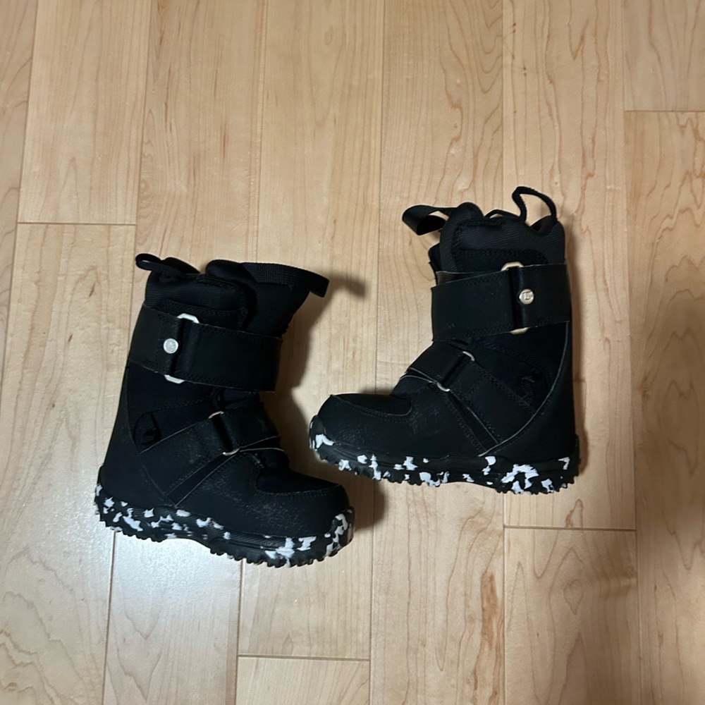 Burton Mini Grom snowboard boots. Insert not cut out.